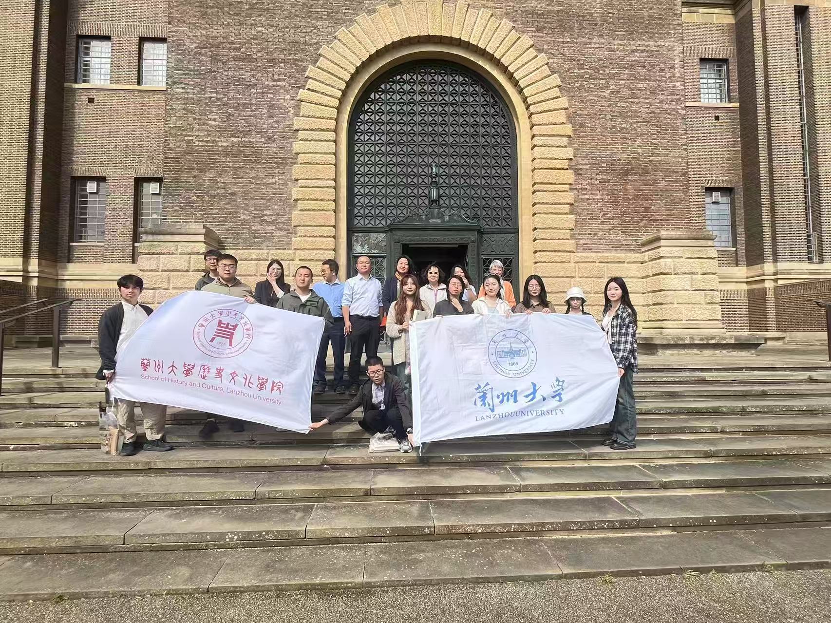 1.9227新葡的京登录入口及复旦大学团队成员与剑桥大学中文部地图部负责人员合影.jpg